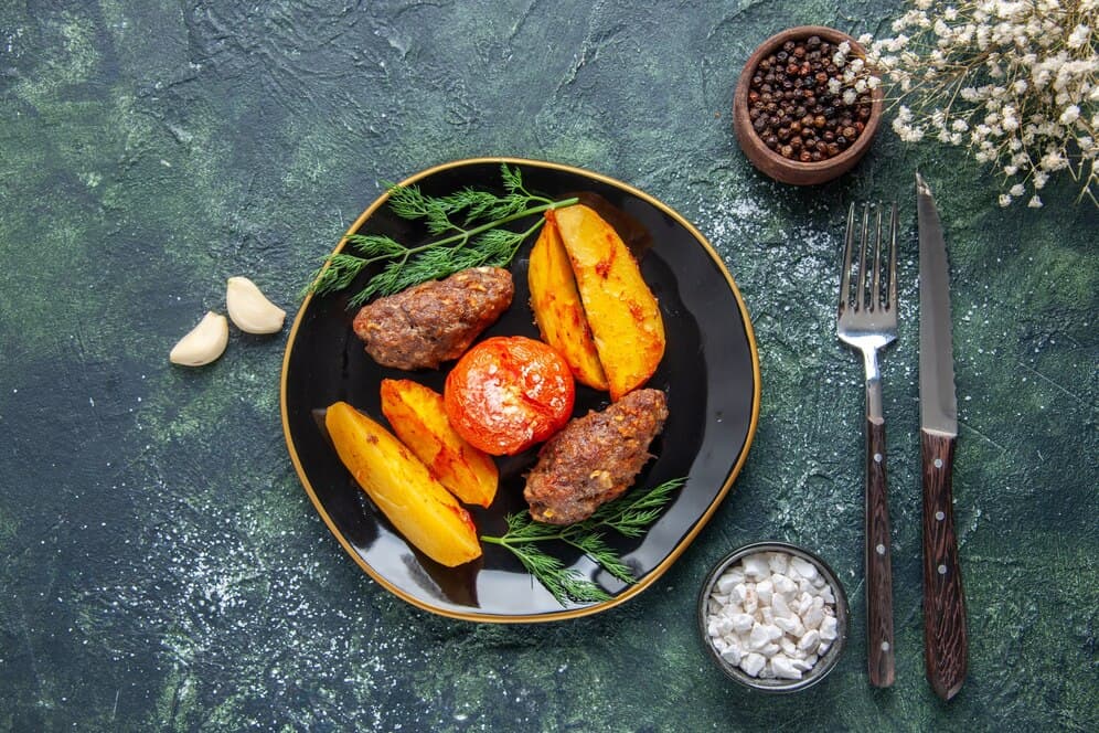 Steak with potatoes and tomatoes